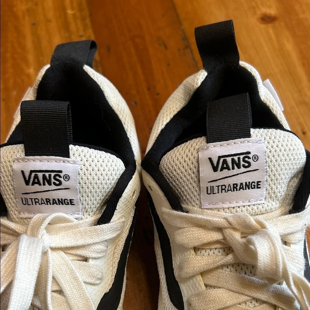 Vans Cream Low-Top Sneakers with Black Side Wave